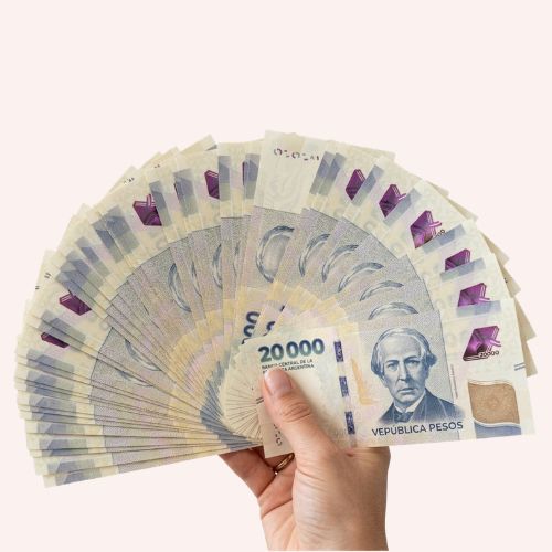 Mano contando billetes en efectivo